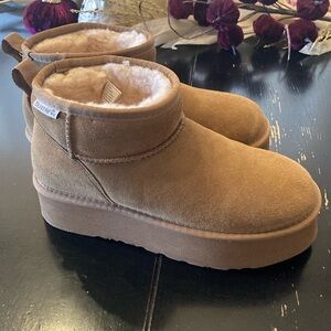 Bearpaw platform ankle boot size 8 Tan